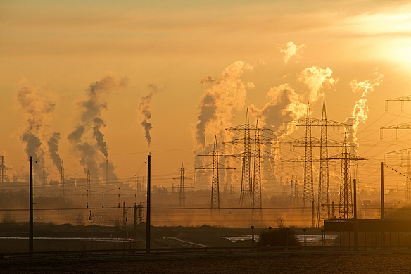 Luftverschmutzung, Rauchende Fabriken, Strommasten, Dämmerung